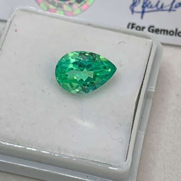 Elegant Green Teardrop Gemstone Pendant - Picture 3 of 13